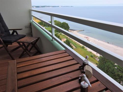 希尔克道夫Mehr Meer geht nicht的阳台设有长凳,享有海滩美景。