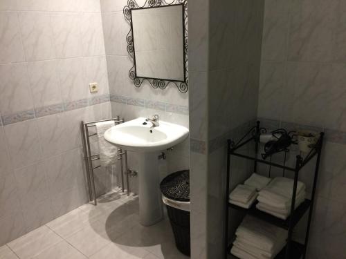 波尔图Downtown PORTO SE的浴室配有盥洗盆、镜子和毛巾
