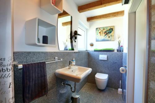 基彭海姆Gesindehaus Charis的一间带水槽和卫生间的浴室