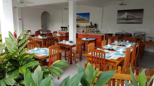 杰里科科拉卡米豪达普拉亚旅馆的一间带木桌椅的餐厅和一间厨房