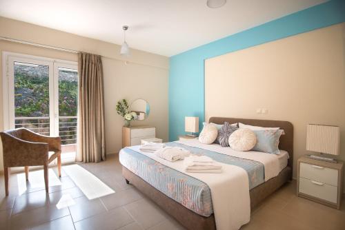 克拉尼海滩游侠公寓式酒店的卧室配有床、椅子和窗户。