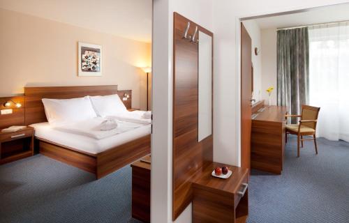 弗林布尔克福林布鲁克酒店的配有一张床和一张书桌的酒店客房