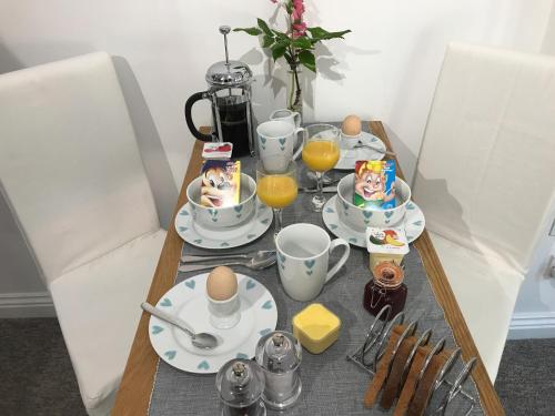 阿蒙兹伯里Almondsbury Luxury Apartment的一张桌子,上面有早餐食品和鸡蛋