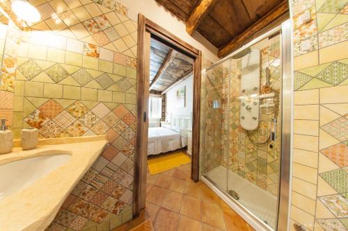 SorgonoCuccumiao的带浴缸和玻璃淋浴间的浴室