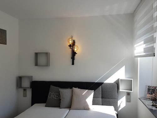 欧本Aparthouse Haas41的卧室配有一张床,墙上挂着一个钟