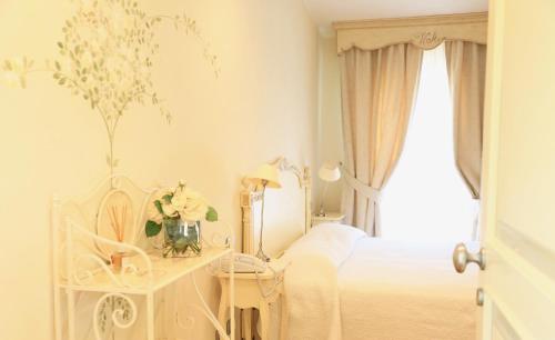 东塞斯特里阿格尼斯别墅酒店的白色的卧室设有床和窗户