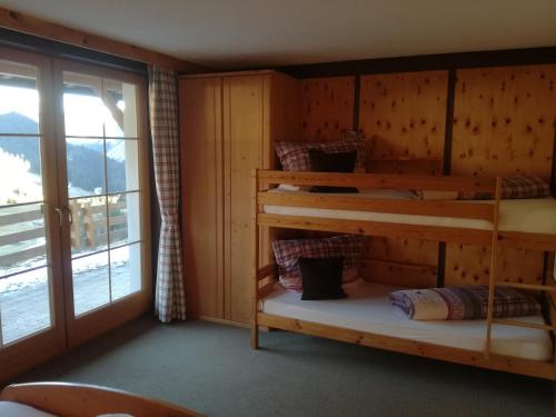 贝旺豪斯兰姆酒店的客房设有两张双层床和一扇窗户。