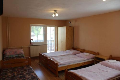 哈沃福卡Penzion Smrek的一间卧室设有两张床和窗户。