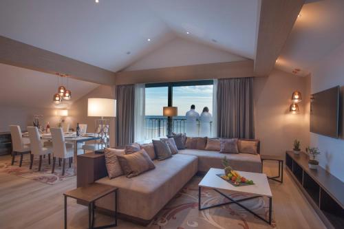 佩特罗瓦纳莫鲁Hotel Riva by Aycon的带沙发的客厅和用餐室