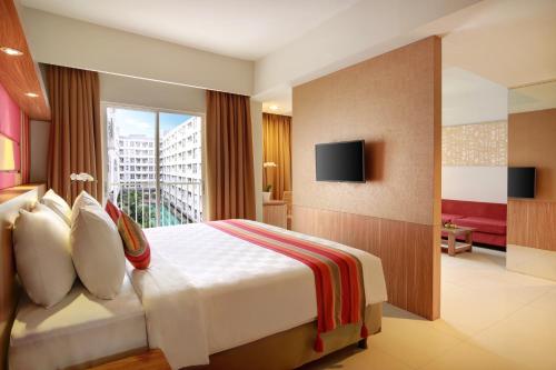 当格浪奇利亚雅加达机场酒店的酒店客房设有一张床和一个阳台。