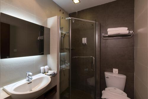 Kuala Belait瑞士公寓酒店的带淋浴、卫生间和盥洗盆的浴室