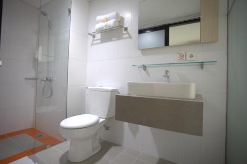 当格浪瓦拿度酒店的浴室配有卫生间、盥洗盆和淋浴。
