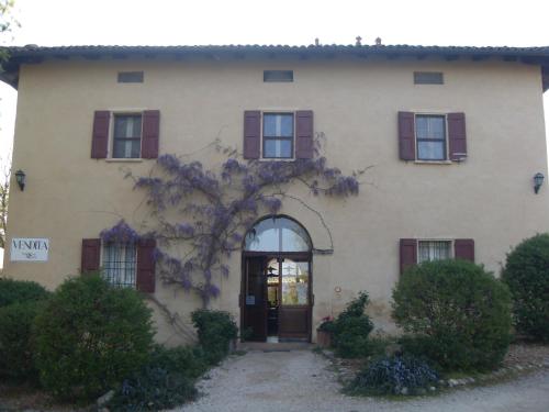 Monte San Pietro伊索拉尼蒙特维池农家乐的红色百叶窗和门的房子