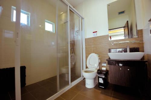 利帕玫瑰别墅度假酒店的浴室配有卫生间、盥洗盆和淋浴。
