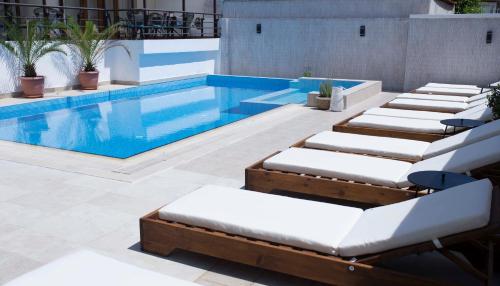 索佐波尔Ema Hotel的游泳池旁带躺椅的游泳池