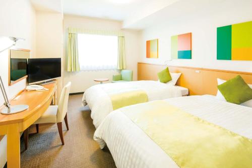 东京卢米埃尔西葛西酒店的酒店客房配有两张床和一张书桌