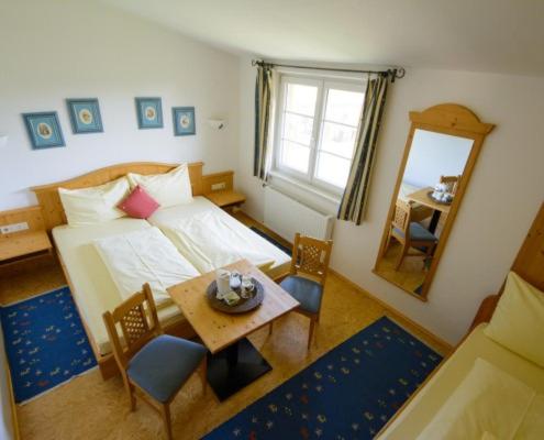 LudwigshofBio-Pferdehof Fabian的一间卧室配有一张床、一张桌子和一面镜子