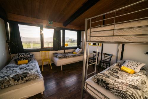 Haukadalur歌瑟尔海斯塔尔旅舍的一间卧室设有两张双层床和一扇窗户。
