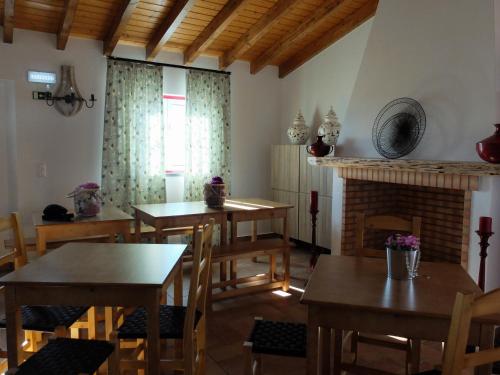 BicosVales do Alentejo的一间带桌子和壁炉的用餐室