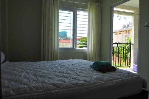 芽庄芽庄绿地公寓的一间卧室设有一张床和一个大窗户