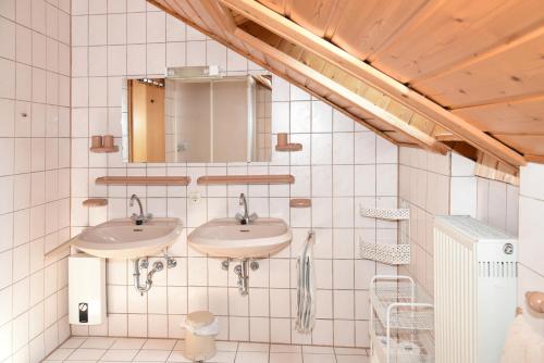 GoldkronachHaus Annemarie的浴室设有2个水槽和镜子