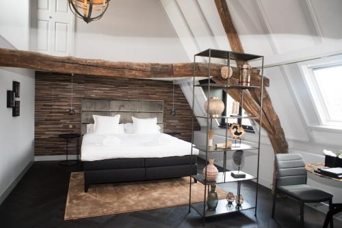 登博斯科尔夏伊斯酒店的一间卧室设有一张床和木墙