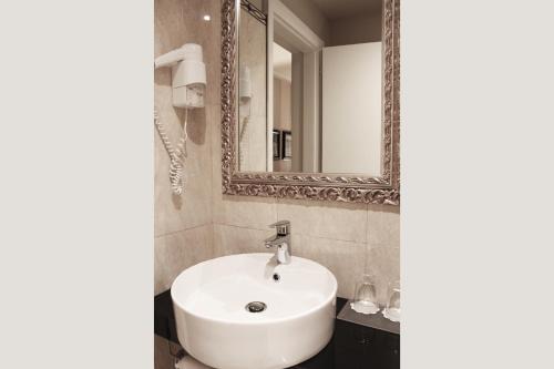 佛罗伦萨c-外交官酒店的浴室设有白色水槽和镜子
