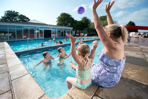 布里克瑟姆South Bay Holiday Park的一群儿童在游泳池玩耍