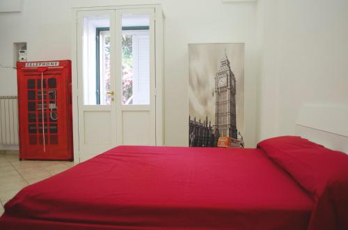 阿韦特拉纳White Salento的一间卧室配有红色的床和红色电话亭