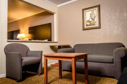 萨克拉门托萨克拉门托行政套房酒店的一间设有两把椅子和一张桌子的等候室