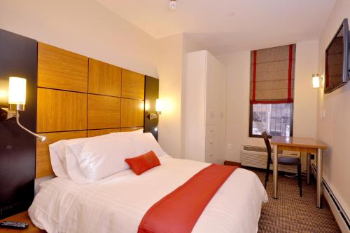 纽约五44酒店的酒店客房设有一张大床和一张书桌。
