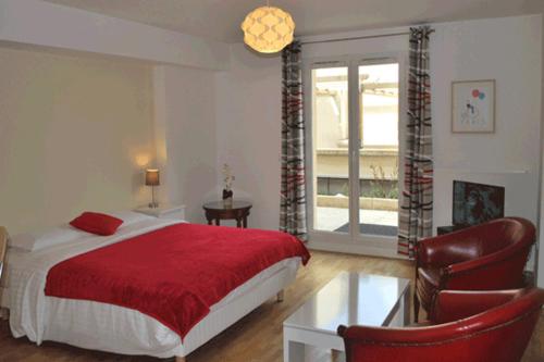 朗吉斯白房子餐厅酒店的卧室配有一张床和一张桌子及椅子