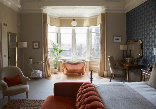 爱丁堡The Roseate Edinburgh - Small Luxury Hotels of the World的客厅设有床和窗户内的浴缸