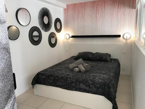 阿格德角卡普天然公寓的卧室配有一张床,墙上设有镜子