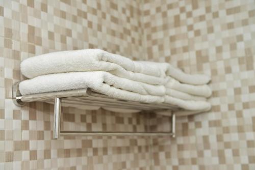 巴淡岛中心鲜一酒店的浴室毛巾架上的一组毛巾