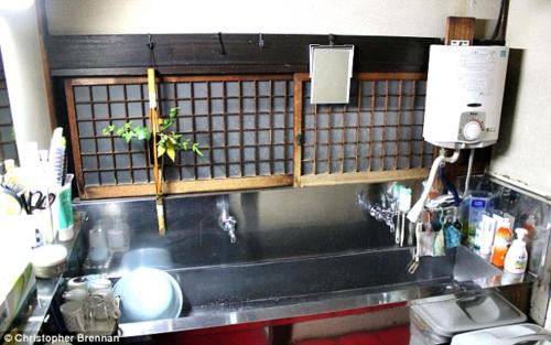 东京塔玛日式旅馆的厨房配有水槽和台面