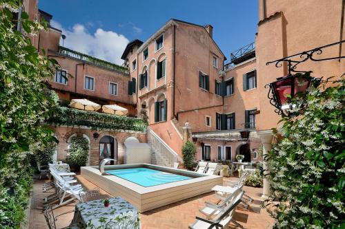 威尼斯乔尔乔涅酒店的一座带游泳池的庭院