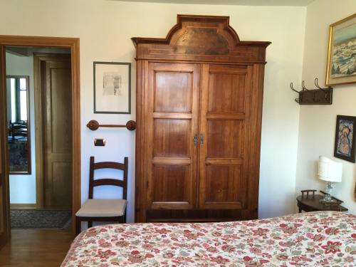 布勒伊-切尔维尼亚Residence Redicervinia的一间卧室配有木制橱柜和一张床