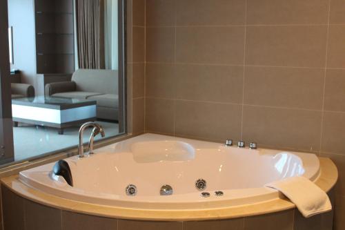 Tuyên Quang图岩况芒坦格兰德酒店的带浴缸的浴室和客厅