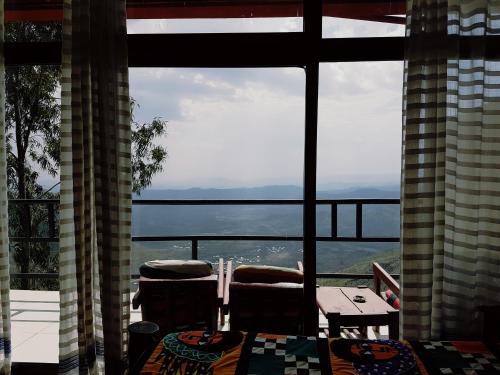 拉利贝拉Top Twelve Hotel - Lalibela的大窗户享有海景。
