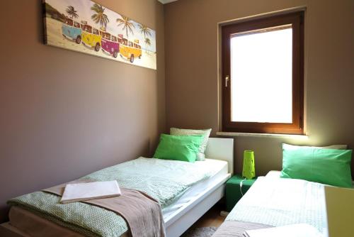 罗维尼劳拉公寓的小房间设有两张床和窗户