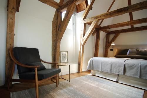 阿姆斯特丹布斯特酒店的卧室配有床边的椅子