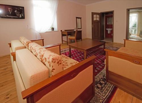 桑多梅日海莉娜别墅旅馆的客厅配有沙发和桌子