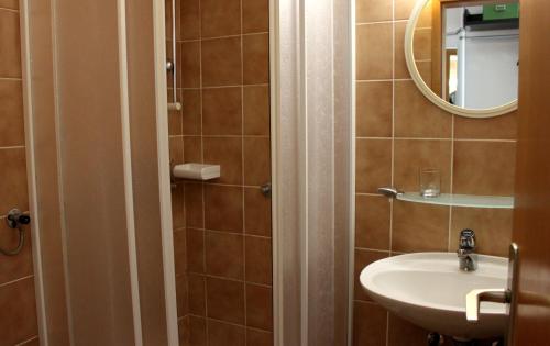 卢斯House Raduha - depandansa的一间带水槽和镜子的浴室
