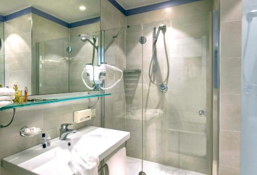 里乔内娜乌堤克酒店的带淋浴和盥洗盆的浴室