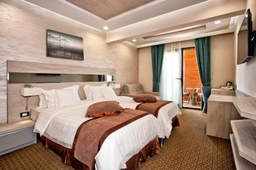赫尔采格诺维Wellness & Spa Hotel ACD的酒店客房设有两张床和电视。