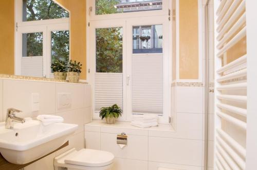 海德堡海德尔堡宾客之家酒店的白色的浴室设有水槽和卫生间。
