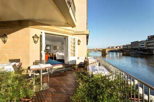 佛罗伦萨伦加诺酒店 - 伦加诺精选的享有河景的建筑阳台