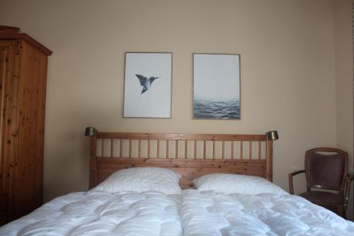 普鲁滕Ferienhaus Lilli的卧室配有一张床,墙上有一只鸟
