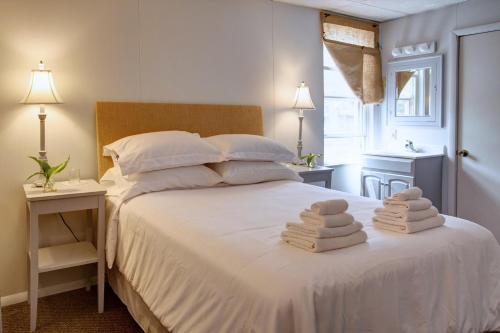 松山阿姆斯酒店客房内的一张或多张床位